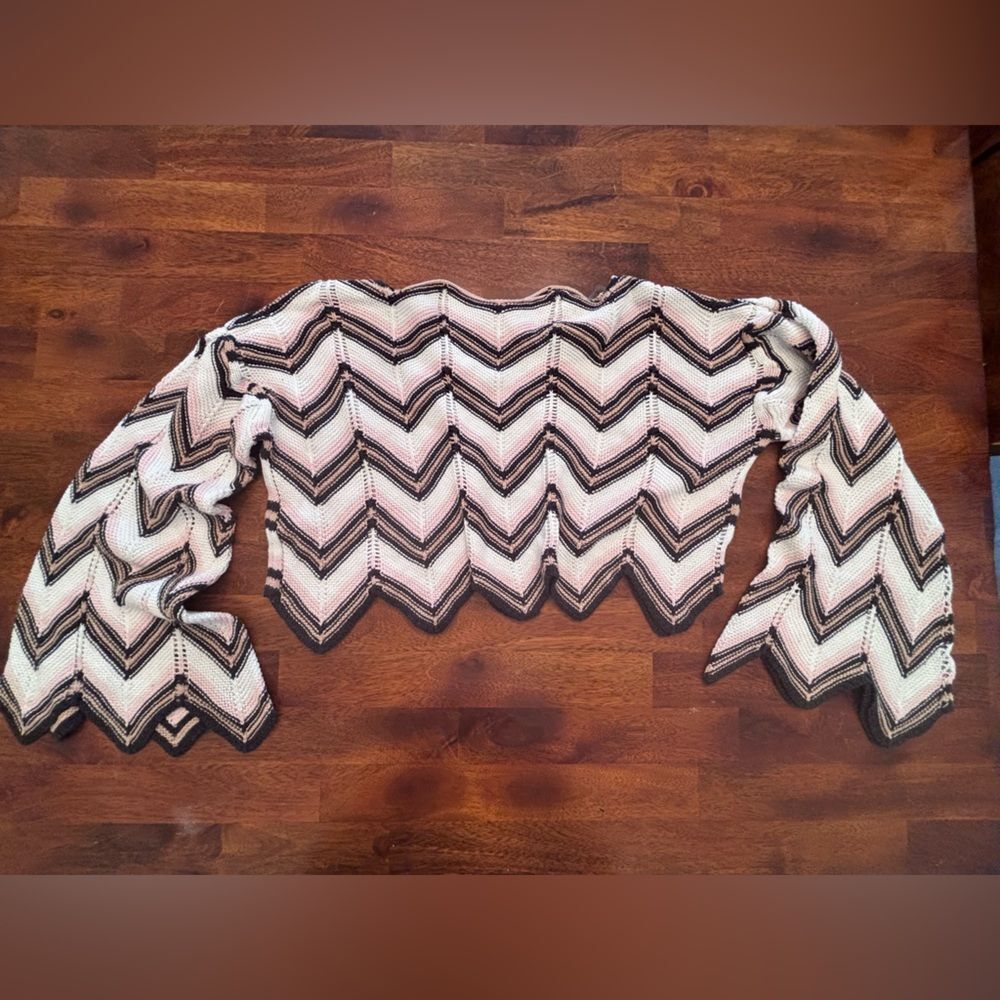 Francesca's Collections Black and Cream Chevron Cropped Sweater Medium